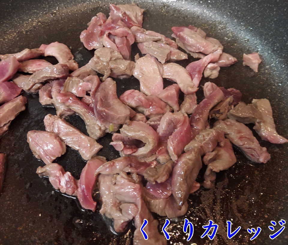 チンジャオロース用の鹿肉を炒めているところ