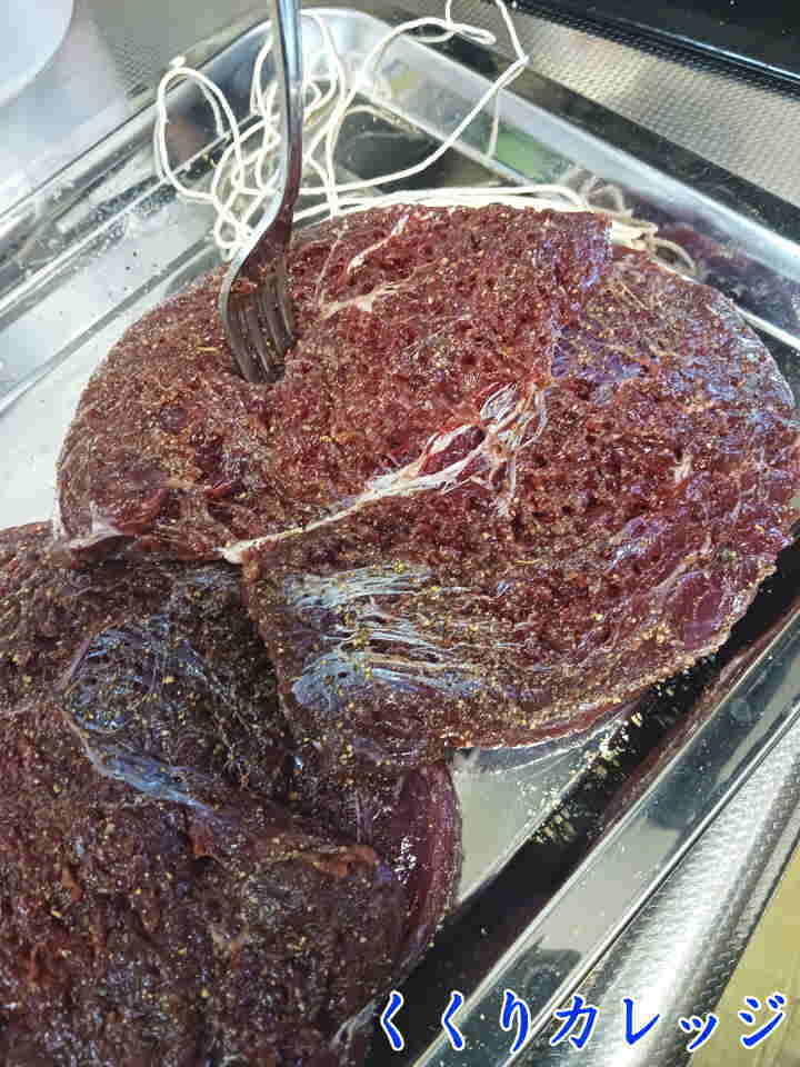 鹿肉をフォークで刺す