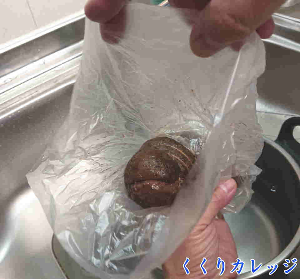 焼いた鹿肉をビニール袋に入れ、空気を抜く